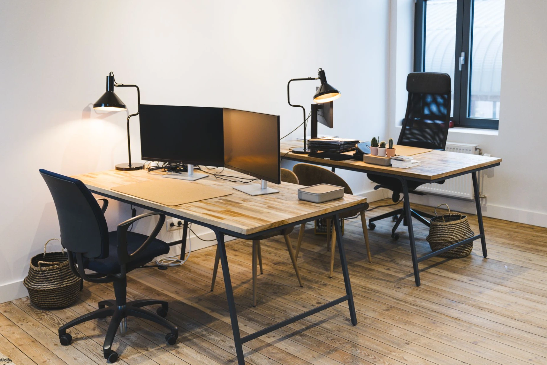 Professionnels travaillant dans l'espace de coworking créatif Open Cowork à Nivelles