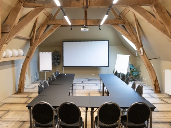Salle de réunion équipée pour présentations à Nivelles